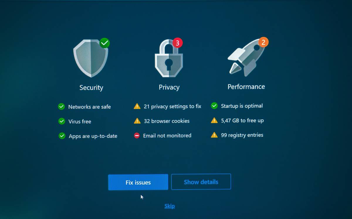 Screenshot showing Safari private window alongside network traffic analyzer demonstrating anonymous browsing for mac